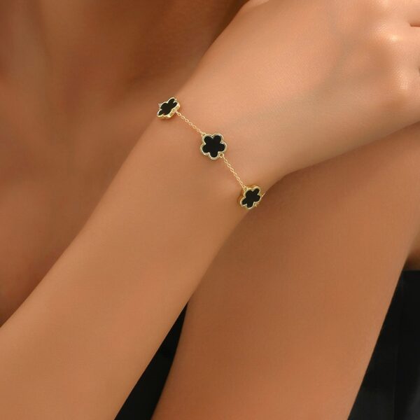 Five-petaled flower and five-leaf clover