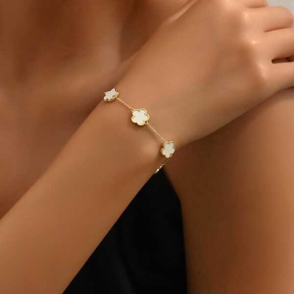 Five-petaled flower and five-leaf clover - Image 5